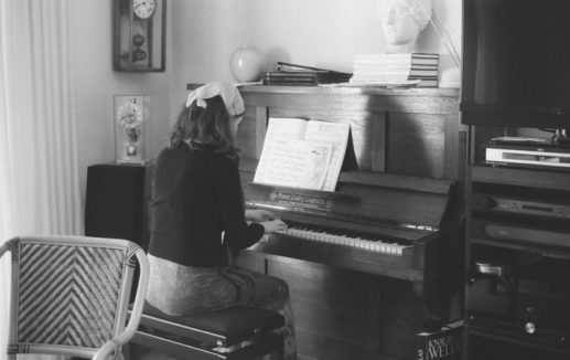 Dziewczyna na tle pianina